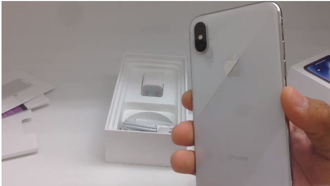 Lộ clip đập hộp iPhone X đầu tiên trên thế giới