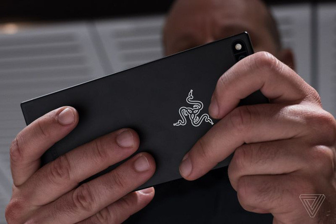 Razer Phone chính thức ra mắt, RAM 8GB, màn hình 120HZ đầu tiên trên ...