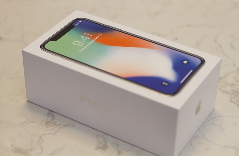iPhone X đầu tiên về Việt Nam với giá 65 triệu