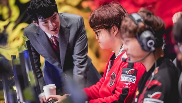 LMHT: Vừa trở về HQ, Faker bất ngờ đấu giá chiếc áo khoác thi đấu SKT của mình bấy lâu nay, với mục đích khiến fan hâm mộ ấm lòng