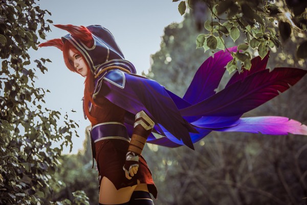 Cosplay Xayah vô cùng xinh đẹp nhưng không kém phần chết chóc