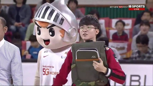 LMHT: Lần đầu xuất hiện sau cú vấp ngã, người ta đã thấy lại nụ cười của Faker