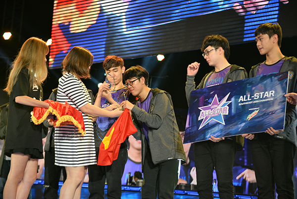 LMHT: Tổng hợp những hình ảnh trong ngày đăng quang của đội tuyển Việt Nam tại Siêu Sao Đại Chiến Đông Nam Á