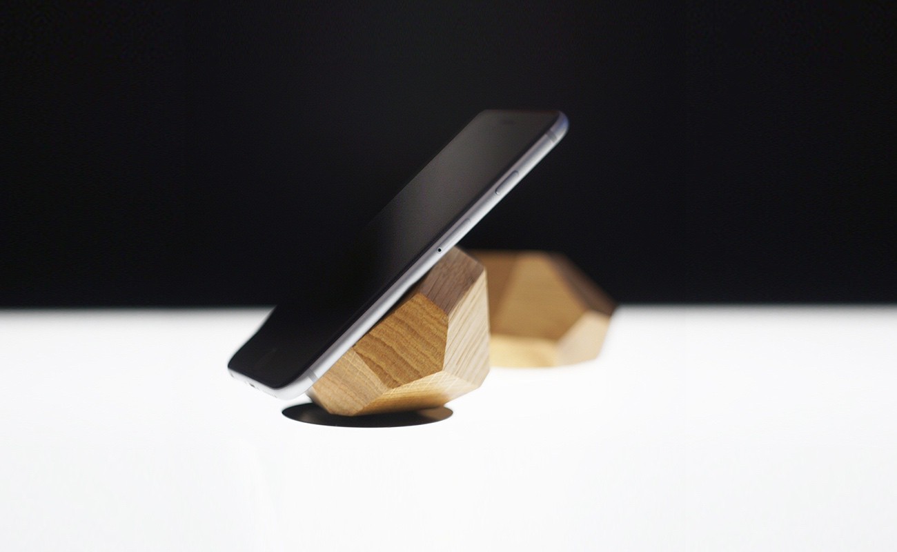 Chiếc sạc không dây bằng gỗ vô cùng sáng tạo nhưng cũng không kém phần đẹp mắt