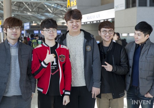 LMHT: Faker cùng với đội hình Siêu Sao Hàn Quốc rạng rỡ ra sân bay đến Mỹ