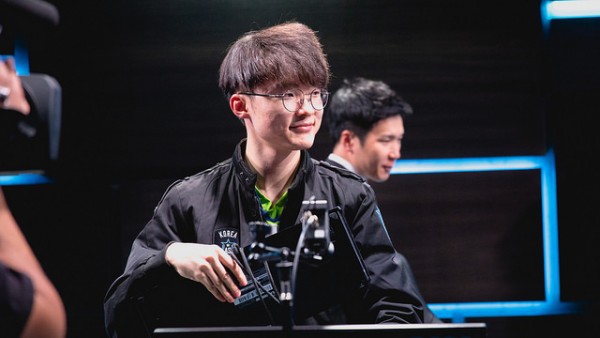 Lần đầu tiên, Faker được vinh danh trở thành tuyển thủ eSport của năm tại The Game Awards 2017