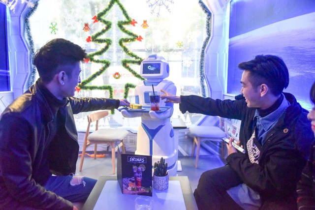Quán café đầu tiên ở Việt Nam độc đáo sử dụng robot làm nhân viên phục vụ