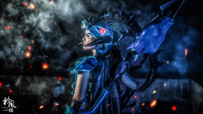 LMHT: Cosplay Vayne Đồ Long lạnh lùng và bí ẩn