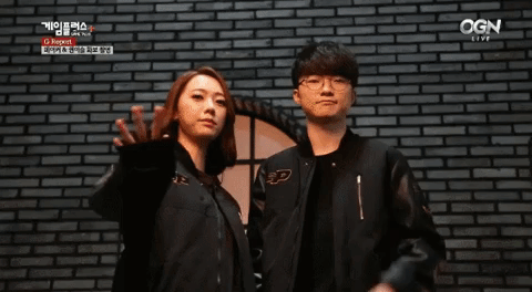 LMHT: Faker bất ngờ nắm tay nữ MC LMHT nổi tiếng 5