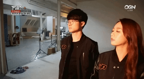 LMHT: Faker bất ngờ nắm tay nữ MC LMHT nổi tiếng 6