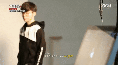 LMHT: Faker bất ngờ nắm tay nữ MC LMHT nổi tiếng 9