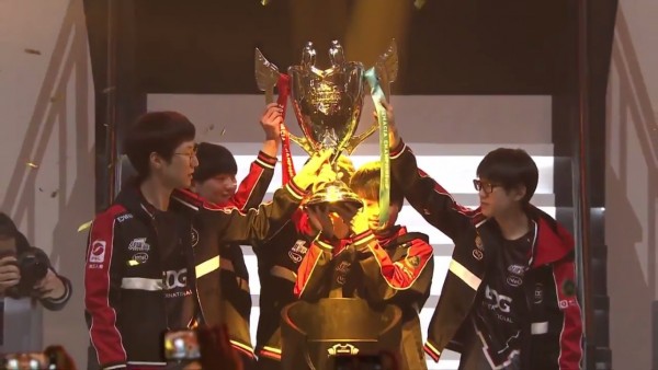 LMHT: Đại thắng trước Snake eSport, EDG giành ngôi vô địch Demacia Cup 2017