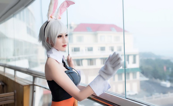 LMHT: Cosplay Riven cực gợi cảm và nóng bỏng bên quầy bar