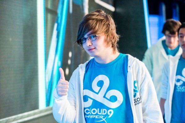 LMHT: Sneaky bất ngờ mở nhạc Tuấn Hưng khi đang Live Stream