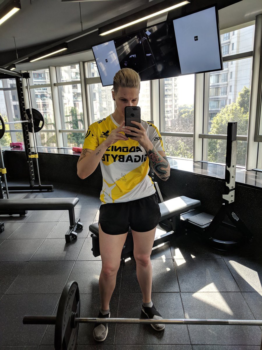 Nữ BLV LMHT Froskurinn nổi tiếng bất ngờ khoe hình tập gym trên màu áo Gigabyte Marines