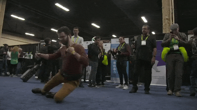 Xuất hiện túi khí dành cho người đi bộ, té không sợ bị dập mông nữa 3