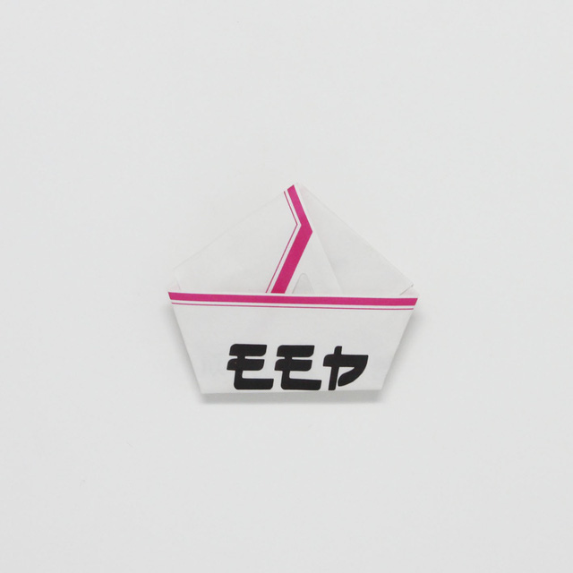 Anh chàng này đã mở hẳn một triển lãm Origami với hơn 13.000 vỏ đũa vô giá trị