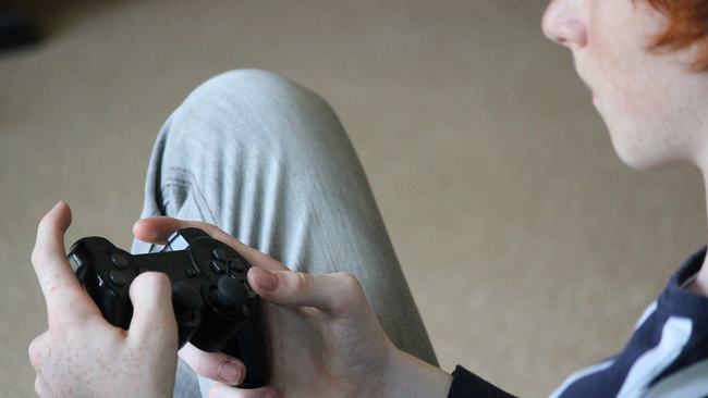 Nổi điên khi đang chơi game, nam thanh niên bắn vào đầu mẹ mình