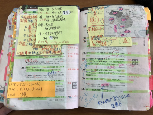 Sách của thủ khoa môn Sử ở Nhật Bản, sách nát bươm, vẽ cả bản đồ chi tiết