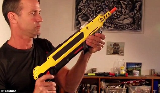 Xuất hiện súng bắn muối diện côn trùng cực hiệu quả mà không gây độc hại