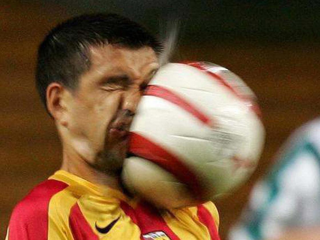 15 tai nạn bóng đá vừa thốn, vừa buồn cười ngay trên sân cỏ