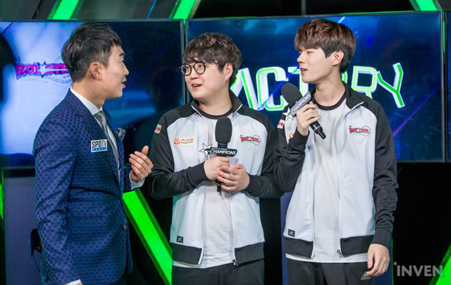 LMHT: Phỏng vấn bộ đôi đường dưới của KT sau khi đại thắng bbq OLIVERS