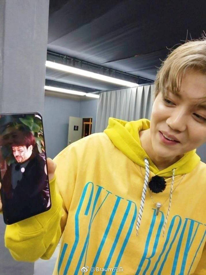 Vivo X30 lộ diện, màn hình chiếm trọn mặt trước, tai thỏ nhỏ hơn iPhone X