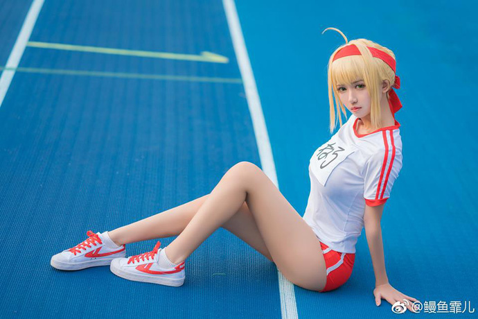 Cosplay Saber trong trang phục thể dục khiến các chàng phải chảy máu mũi