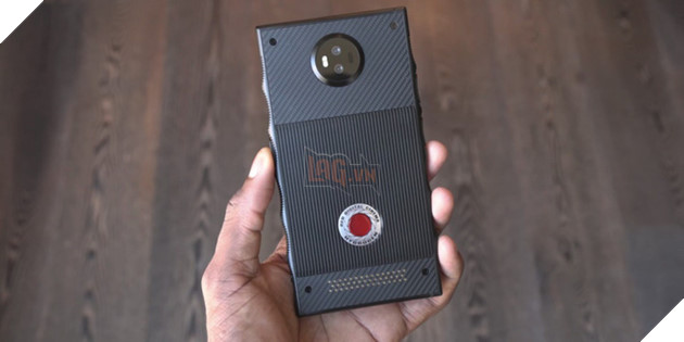 Những hình ảnh trên tay đầu tiên của chiếc điện thoại đến từ tương lai RED Hydrogen One, giá 1.200 USD