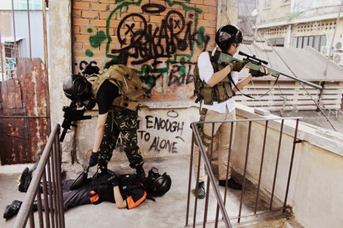 Nhóm cosplayer Việt tung bộ ảnh “sinh tồn thành phố” hài hước