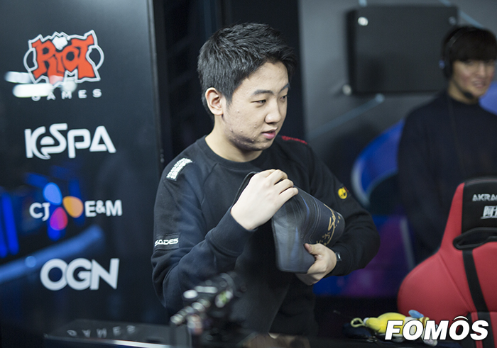 LMHT: Kingzone Khan gặp vấn đề về hô hấp trong trận thi đấu với bbq OLIVERS