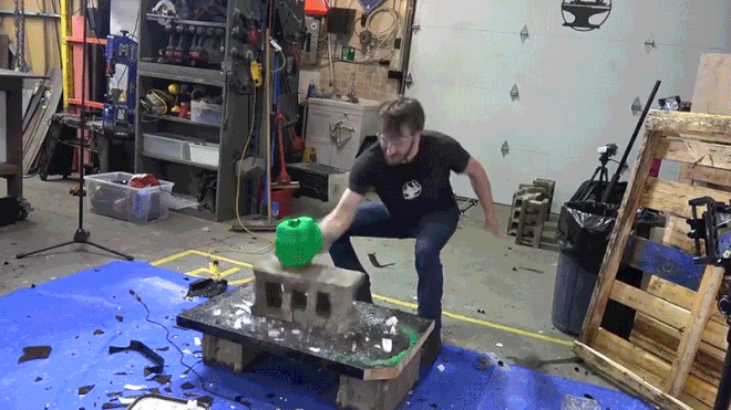 Chiếc găng tay 14kg sở hữu sức mạnh khủng khiếp của Hulk