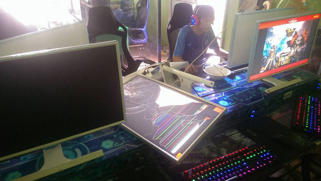 Nổi điên vì con đi chơi điện tử, bà mẹ xông thẳng vào quán net đập phá