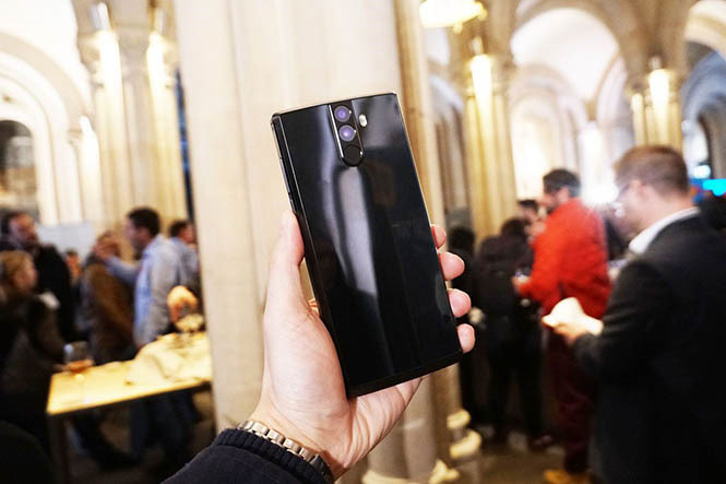 Khám phá điện thoại có pin 'khủng' nhất thế giới