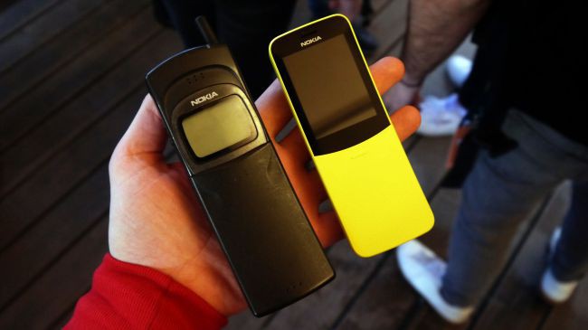 Nokia 8110 vs Nokia 8110 4G: khi kẻ quá cố gặp kẻ tái sinh