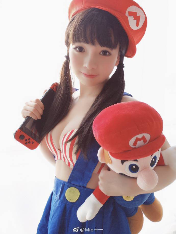 Ngắm nhìn cô nàng cosplay Mario vô cùng đáng yêu