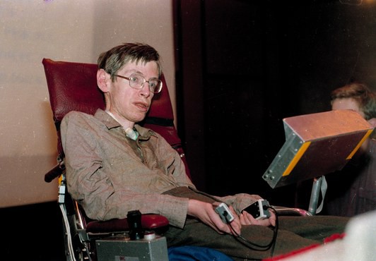 Mất khả năng nói từ năm 1985, Stephen Hawking đã làm cách nào để nói chuyện với thế giới? Hãy hỏi Intel