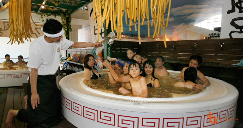 DU KHÁCH HẾT HỒN TRƯỚC DỊCH VỤ TẮM... MÌ RAMEN CỦA NGƯỜI NHẬT!