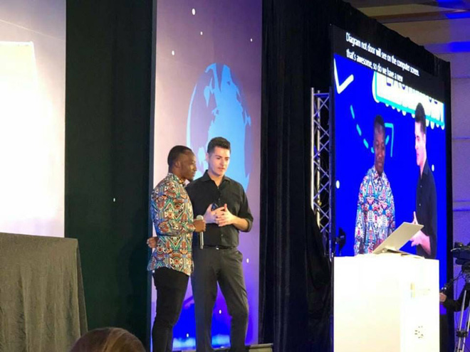 Thầy giáo châu Phi dạy MS Word bằng cách vẽ lên bảng được Microsoft mời đi dự Diễn đàn Giáo dục Toàn cầu tại Singapore