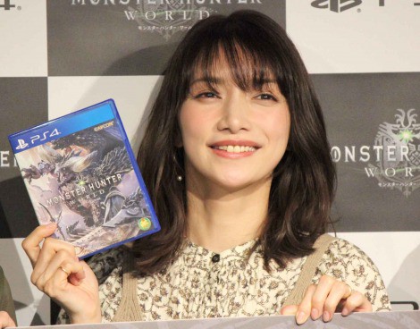 Bất ngờ nữ ca sĩ Nhật Bản xinh đẹp cày hơn 7 nghìn giờ trong Monster Hunter