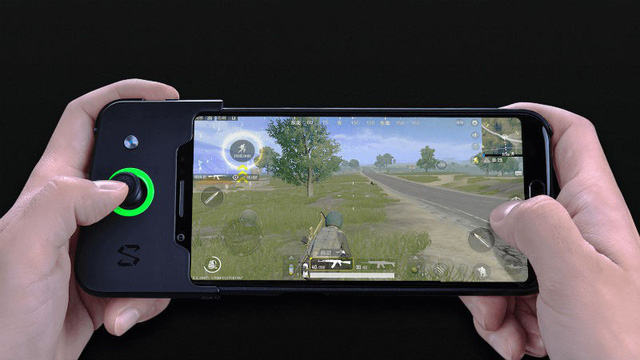 Cận cảnh Xiaomi Black Shark chơi PUBG siêu mượt, sở hữu cần gạt analog siêu tiện lợi