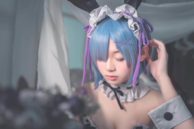 Nàng hầu Rem lại làm bỏng mắt người xem với bộ cosplay siêu gợi cảm