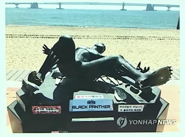Bức tượng Black Panther tại Hàn Quốc lại tiếp tục bị làm hỏng, lần này ngã ngửa ra luôn