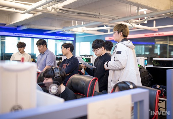 LMHT: Kkoma thừa nhận SKT đang thiếu tuyển thủ đường trên cũng như đi rừng cho đội mình