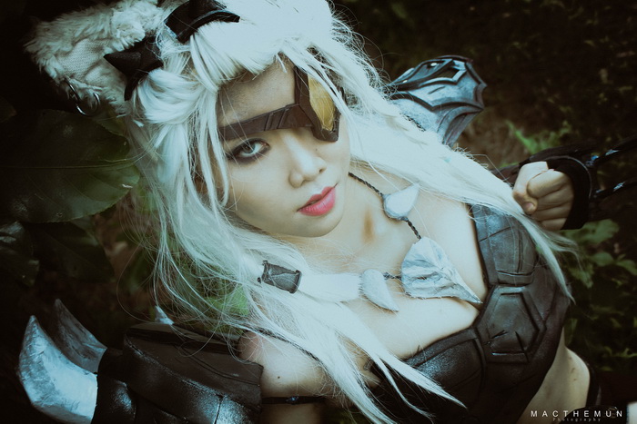 LMHT: Bộ ảnh nữ cosplayer Việt trong trang phục Rengar gợi cảm lạ kì