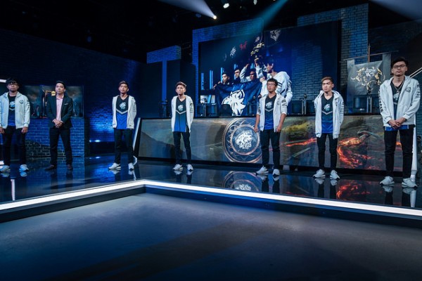 Cộng đồng LMHT quốc tế nói gì sau chiến thắng của EVOS?