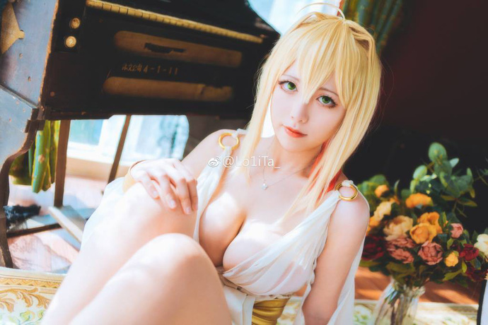 Choáng váng với cosplay Saber trong bộ trang phục hở hết cỡ