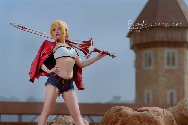 Bỏng mắt với phiên bản Saber Đỏ trong trang phục mùa hè cực "mát"