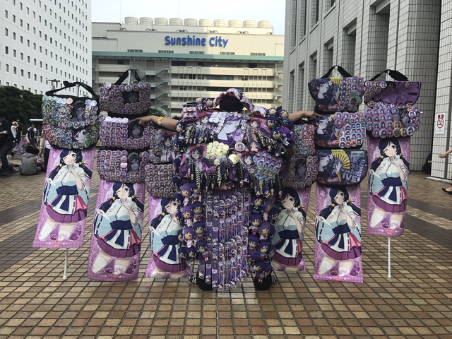 Đeo lên mình đố lưu niệm quá cồng kềnh, nhiều Otaku Nhật Bản đã bị mời ra khỏi sự kiện