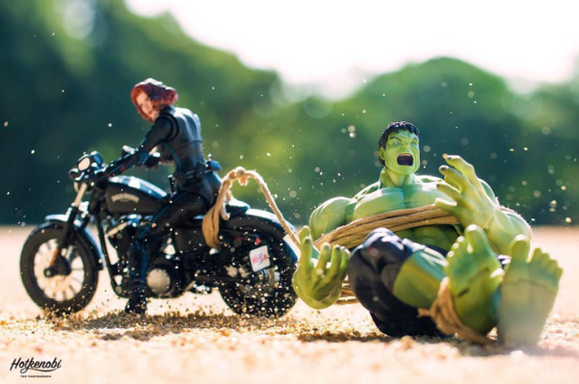 Ngắm nhìn Nghệ thuật sắp đặt những mô hình Siêu anh hùng với cuộc sống đời thực của họ